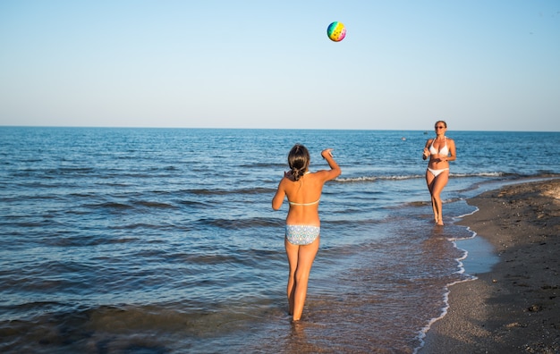 Игра в мяч в морской воде на берегу моря