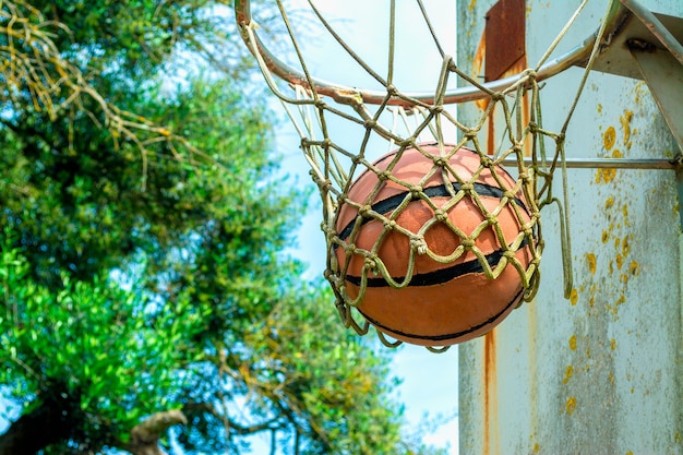 古いバスケットの中のボール