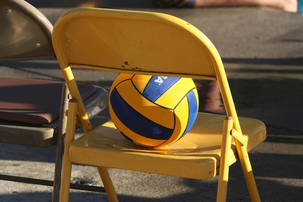 사진 노란색 금속 의자 위의 공