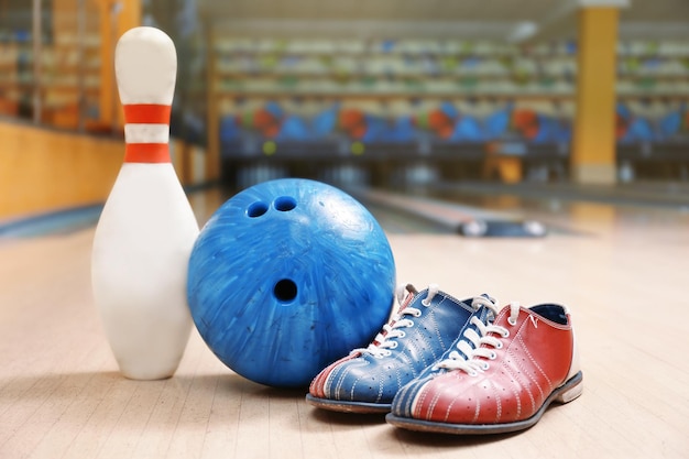 Ball pin en schoenen op de vloer in bowlingclub