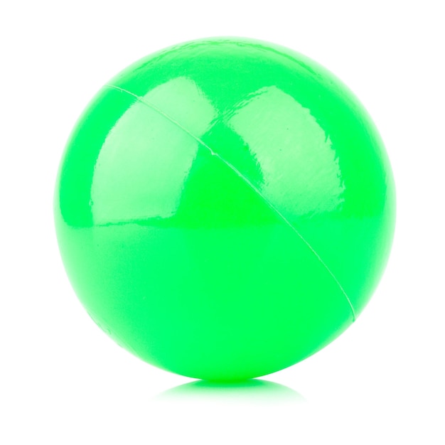 Мяч пластиковый зеленый, изолированные на белом фоне один