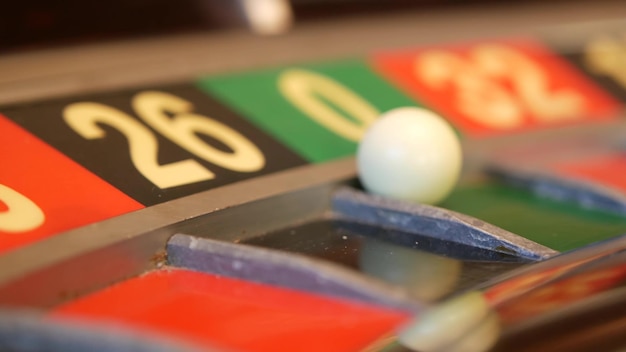 Foto palla sul tavolo della roulette nella ruota del casinò che gira girando lo zero verde rotante