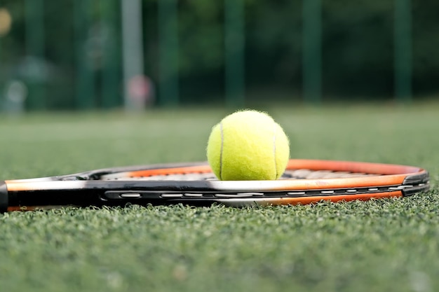 공 및 테니스 라켓 근접 촬영 공 및 테니스 코트에 라켓