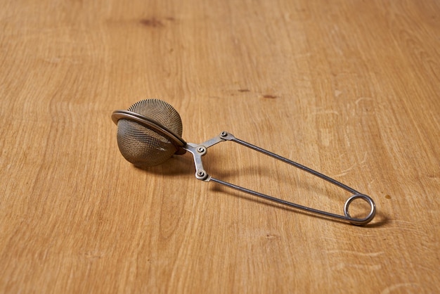 Photo a ball on a wooden table