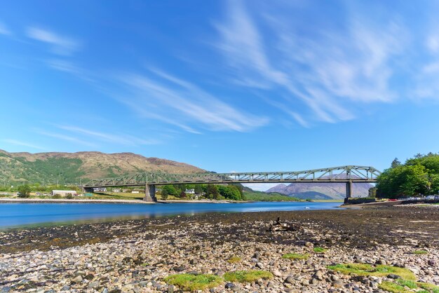 Ballachulish Bridge kruist de vernauwing tussen Loch Leven en Loch Linnhe, Schotland