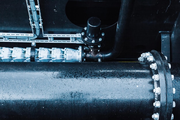 Ballast tank of a vessel with a pipe bolted to the bulkhead