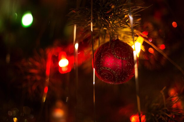 Ballen en slingers aan de kerstboom