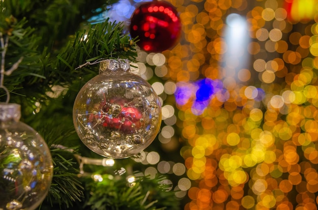 Ballen versierd met kerstboomversieringen. Nieuwjaar en kerstfeesten. Kopieer ruimte achtergrond.