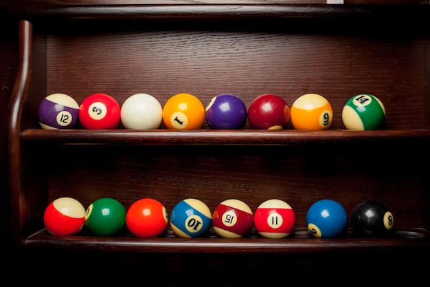 Ballen voor poolbiljart op de plank, biljartballen voor Amerikaans biljart, ballen voor Russisch biljart, gekleurde of witte ballen voor biljart op een houten achtergrond. Close-up foto. Zachte focus.