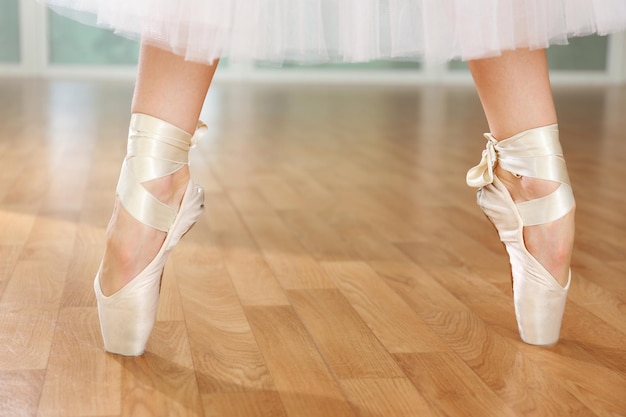 Ballerina benen in pointes in danszaal