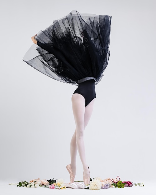 Foto ballerina in nero vestito che balla su sfondo grigio ballerina di danza moderna