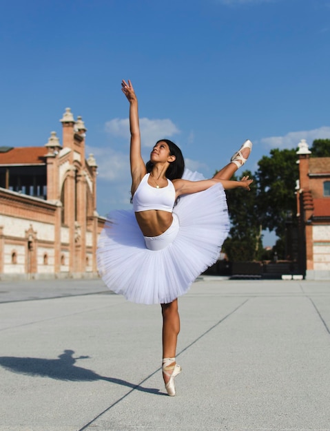 Foto ballerina che balla in città