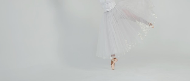 Ballerina che balla in abito bianco