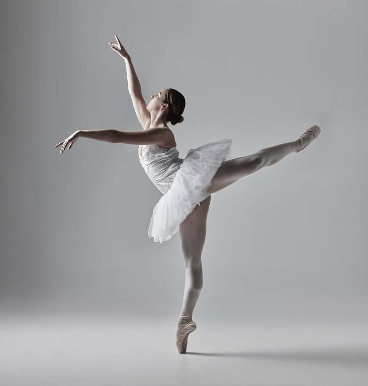 Foto ballerina dans en vrouw met stretching in de studio voor performance kunst vaardigheid en balans in routine creatieve elegantie en ballet met jurk voor vrijheid flexibiliteit en talent op grijze achtergrond