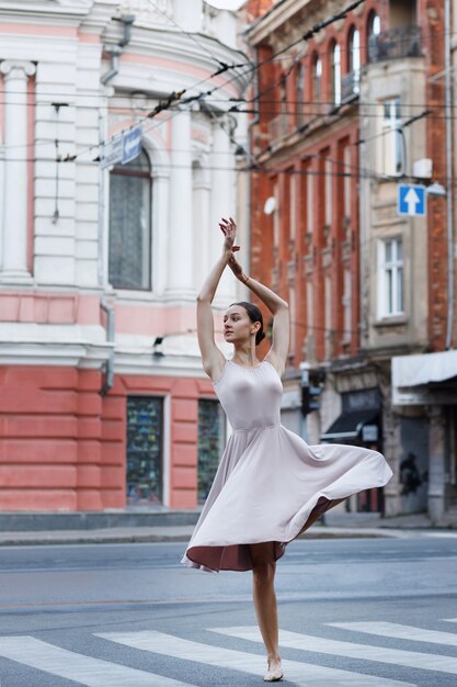 Ballerina danst in de stad op de muziek