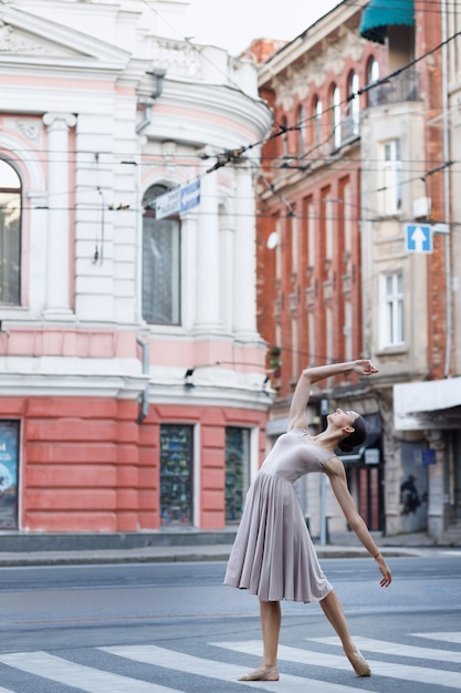 Ballerina danst op de muziek in de stad