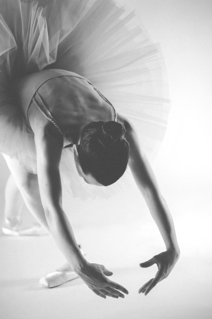 Foto ballerina danst op een witte achtergrond