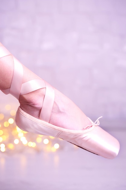 Ballerina in pointe-schoenen in de danszaal