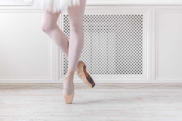 Foto gambe della ballerina in scarpe da punta