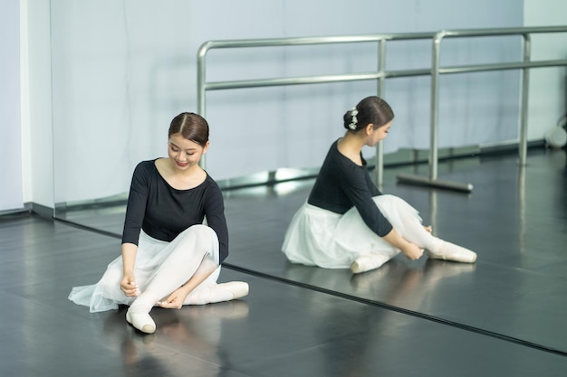 Ballerina meisje dans praktijk in de kamer kid ballet dans concept