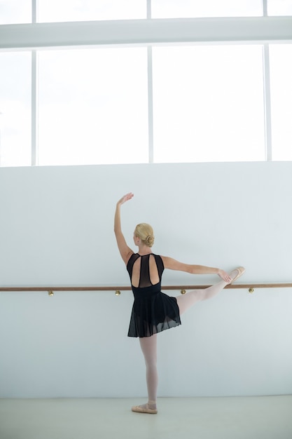 Ballerina oefenen balletdans in de studio