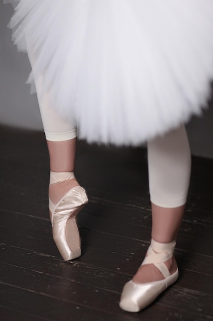 Foto ballerina su scarpe da punta in movimento