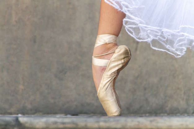 Foto piede della ballerina in punta di piedi durante una performance