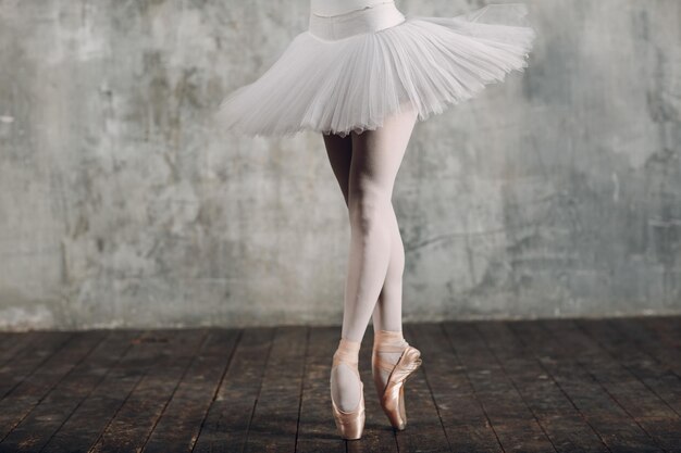 Ballerina vrouw. Jonge mooie vrouw balletdanser, gekleed in professionele outfit, pointe-schoenen en witte tutu.