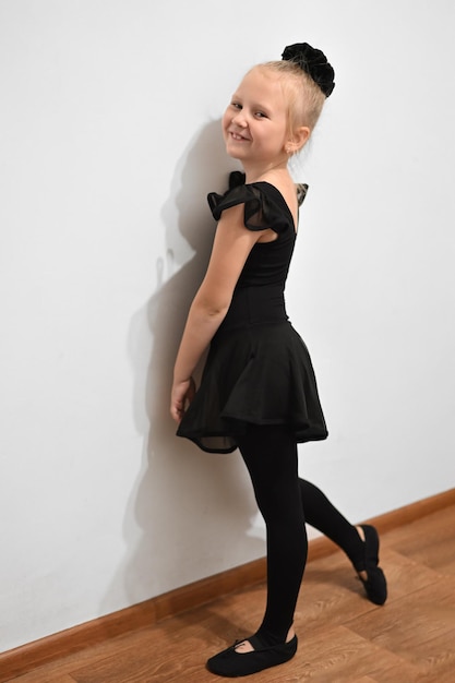 Foto ballerina del bambino di balletto in posizione in uniforme nera