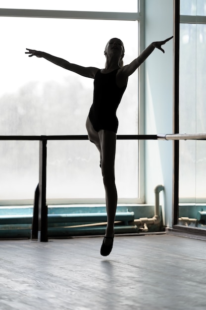 Foto ballerina in posizione arabescata