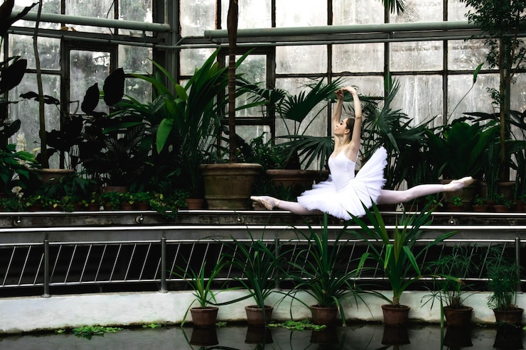 Photo ballet dancer dancing against palm trees