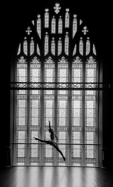 Photo ballet dancer in front of window