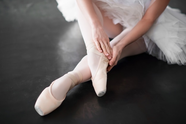 Foto gambe del ballerino di balletto in primo piano dei pattini del pointe