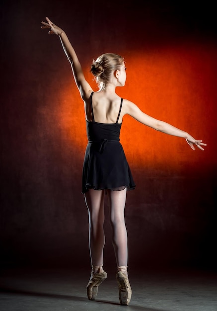 スタジオで踊る柔軟でかわいいバレリーナのバレエ画像美しい若いダンサーバレリーナがポーズをとっている