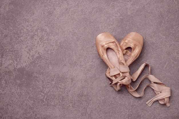 Foto scarpe da punta balletto su sfondo rosa.