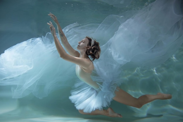 Balletdanser danst onder water