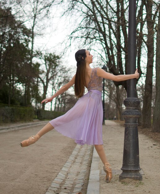 Balletdanser doet een pose lifestyle concept