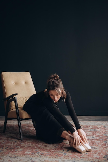 Balletdanser op de zwarte achtergrond