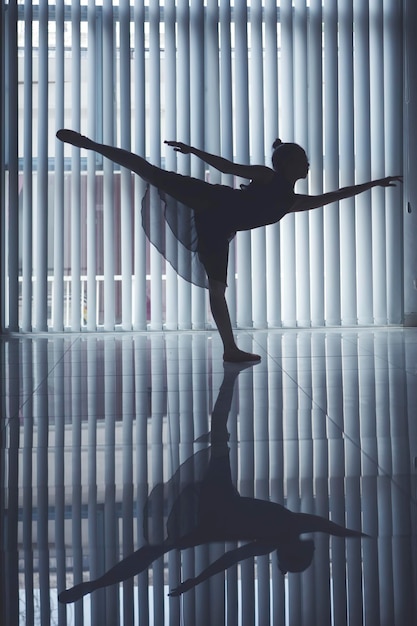 Foto balletdanseres die dansen bij het raam