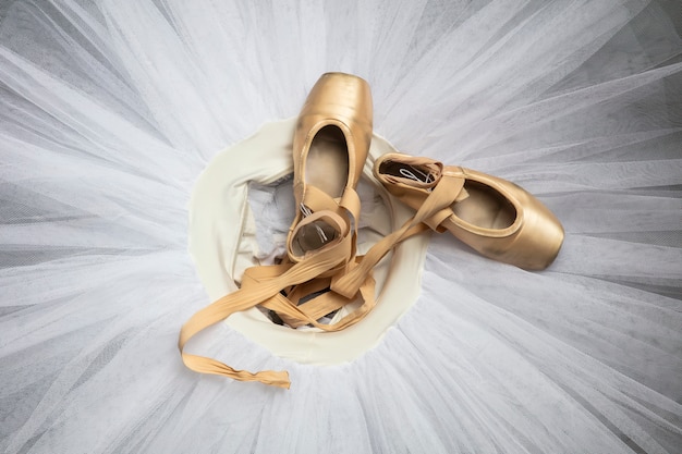 Balletschoenen met linten op een witte tutu in een dansstudio