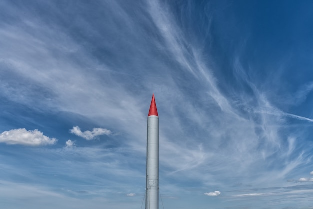 Ballistische raket tegen de blauwe lucht