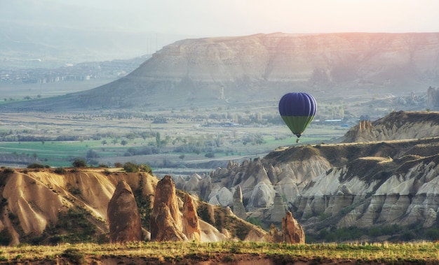 Ballon mistige ochtend in Cappadocia. TURKIJE vage afbeeldingen