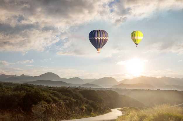 Ballonnen boven. Reizen natuurlijke achtergrond. reizen vrijheid vlucht