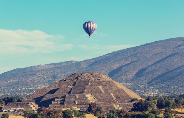 Ballonnen boven Teotihuacan