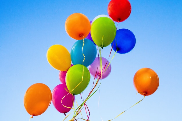 Ballonnen met de lucht als achtergrond