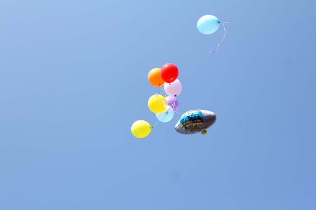 Ballonnen op blauwe hemelachtergrond