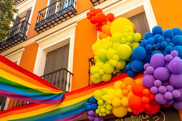 Ballonnen versierd met de lgbt-vlag in de straten op het feest van de trots in madrid