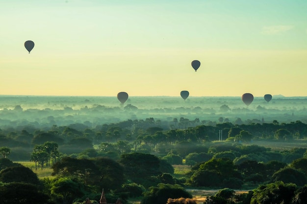 Ballonnen vlogen over de ochtendmist in Bagan Myanmar december 2016