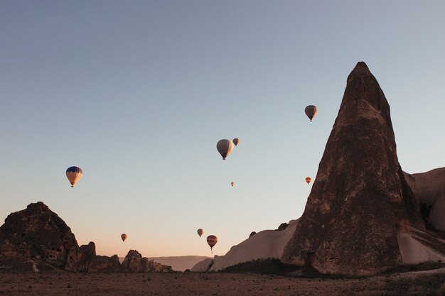 Ballonparade in Cappadocië bij zonsopgang