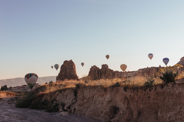 Foto ballonparade in cappadocië bij zonsopgang